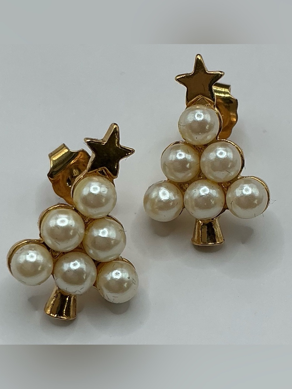 VINTAGE AVON NWT FAUX PEARL GOLD TONE STAR TOPPED TREE PIERCED STUD EARRINGS